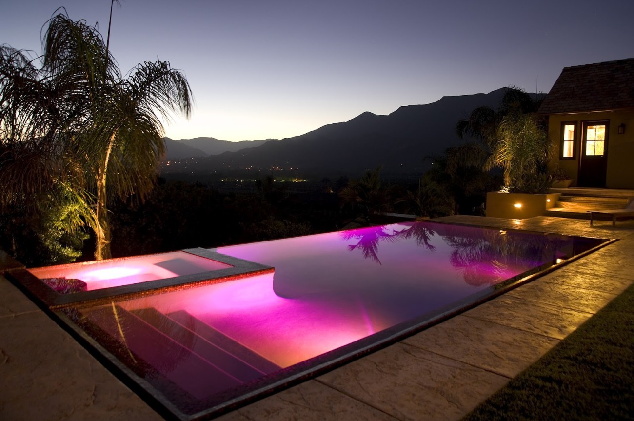 Amazing House With Underwater Lights In Pool